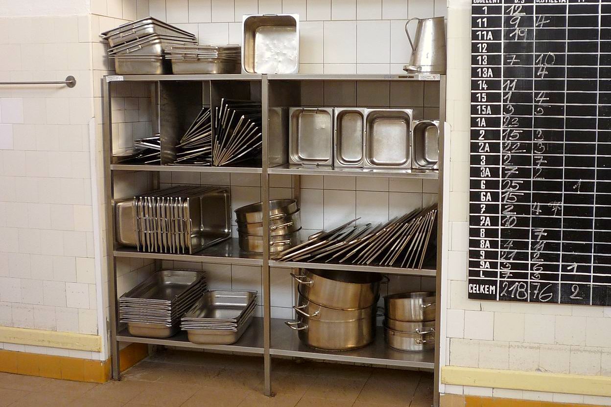 Nerezový regál s gastronádobami ve výrobní kuchyni